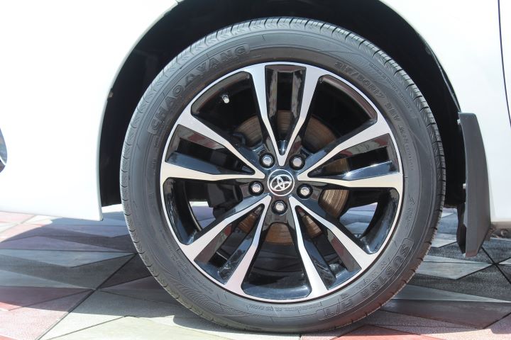 16 Toyota Corolla ( SE )