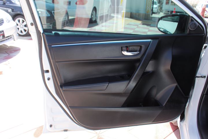 17 Toyota Corolla ( SE )