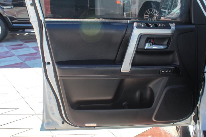 18 Toyota 4Runner ( Limited )