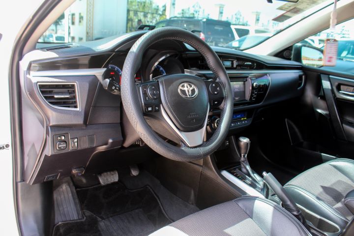 18 Toyota Corolla ( SE )