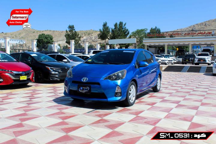 2 Toyota Prius ( C ) 2013