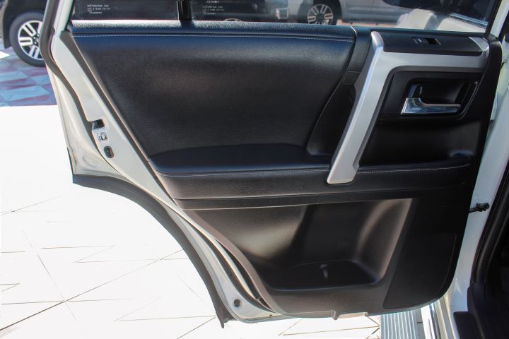 29 Toyota 4Runner ( Limited )