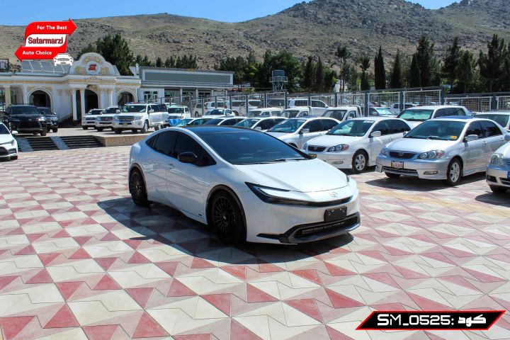 3 Toyota Prius ( Limited AWD ) HEV Hybrid 2025