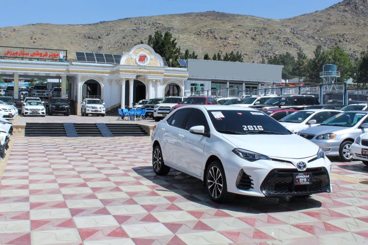 3 Toyota Corolla ( SE )