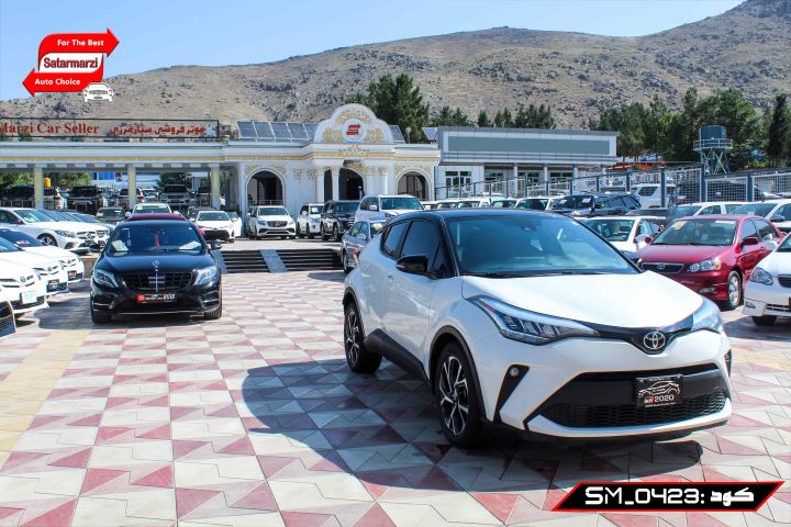 3 Toyota C-HR ( XLE ) 2020