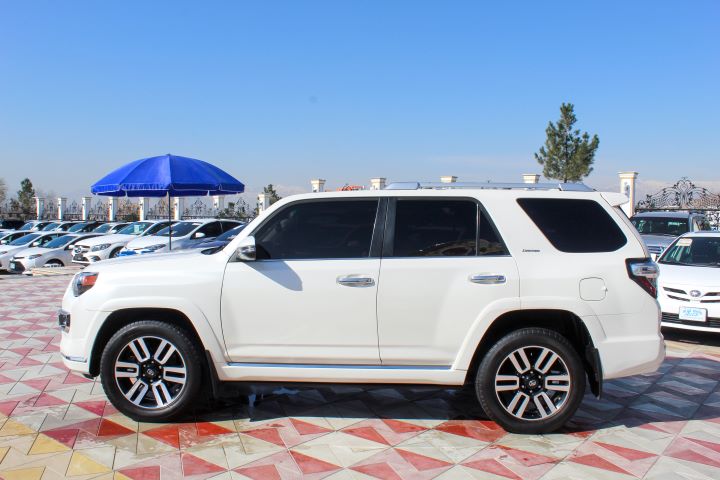 8 Toyota 4Runner ( Limited )